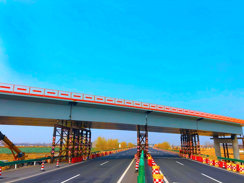 河南省新乡公路桥梁建设有限责任公司新建荷宝高速互通式立交钢箱梁工程（2100t）